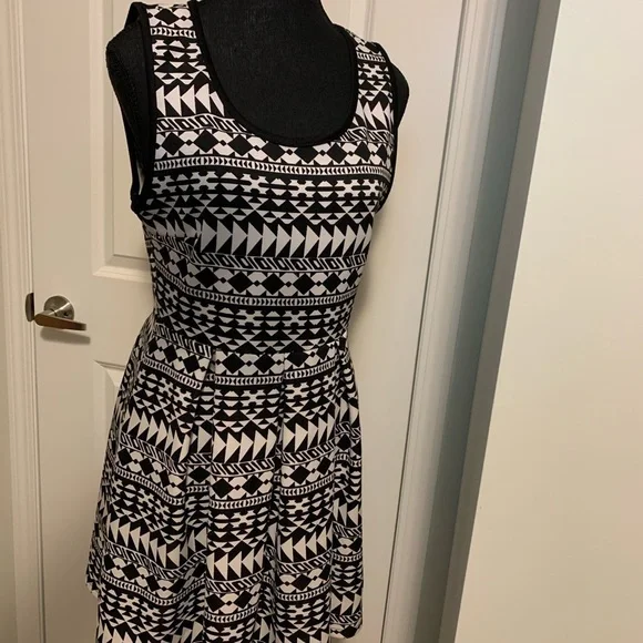 Forever 21 dress. Size M - Picture 3 of 9